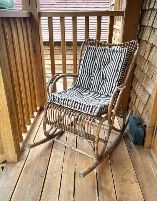 The Walnut Wagon In The Heart Of Mells. Apartment Фрум Екстериор снимка